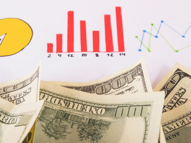 Hình ảnh một người chơi tập trung phân tích chiến lược trên bàn Poker Xổ Số NOHU90