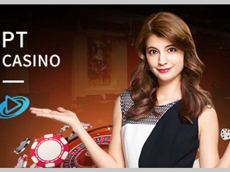 Sân tennis với vận động viên đang giao bóng